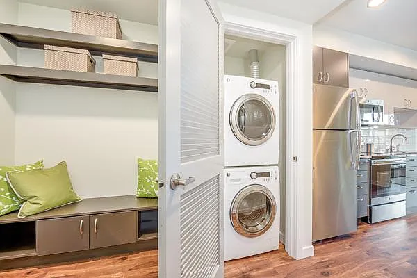 Seating Area & Washer & Dryer In Open 1 Bedroom