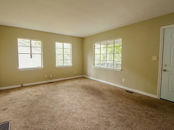 836 Vanderbilt St — Photo 4