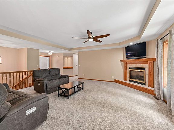 5th image of 452 Sunset Dr