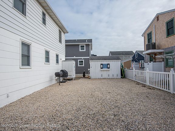 4th image of 211 Kathryn Ave