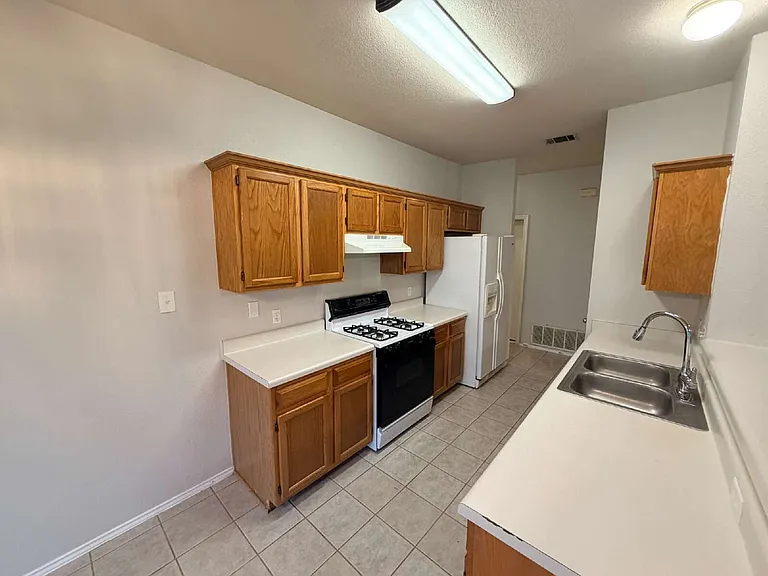 1006 Reynaldo St — Photo 8