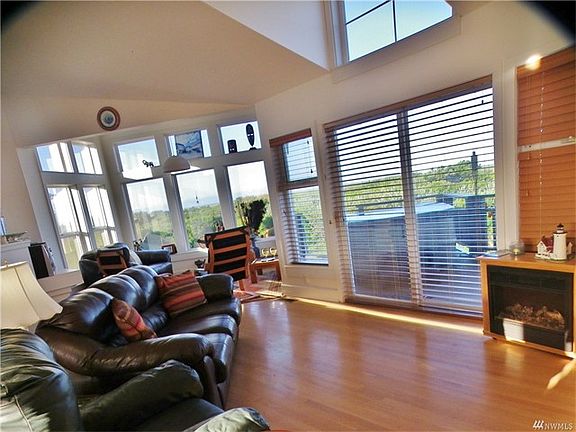 5th image of 479 Sand Dune Ave SE