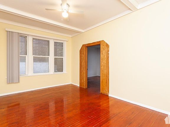 5th image of 930 W Belmont Ave APT 301