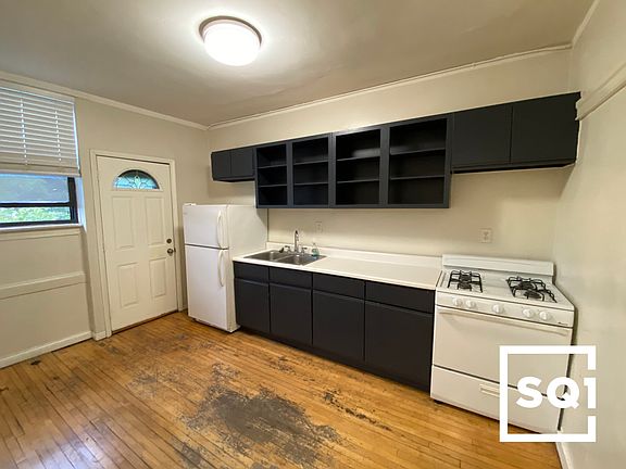 4th image of 724 W Roscoe St #7303N