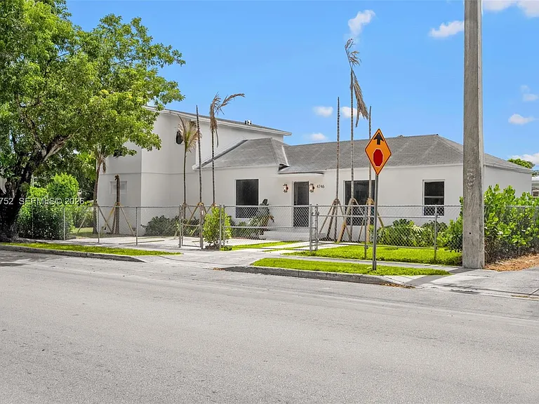 4746 NW 10th Ave — Photo 3