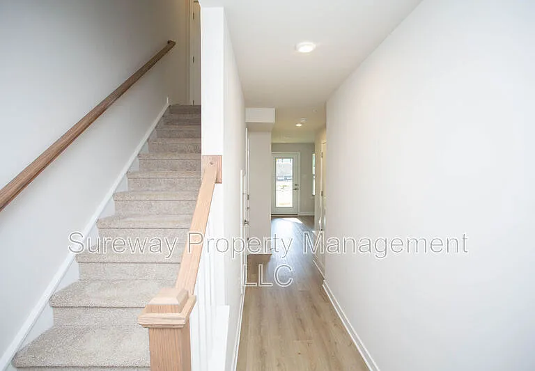 8 Foxwood Dr — Photo 2
