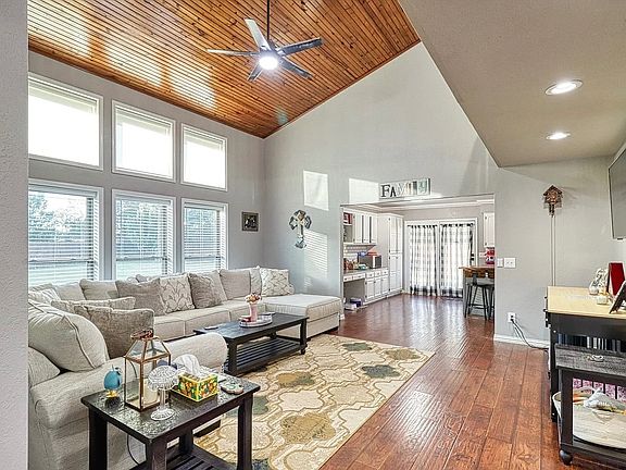 4th image of 601 Nelson Ln