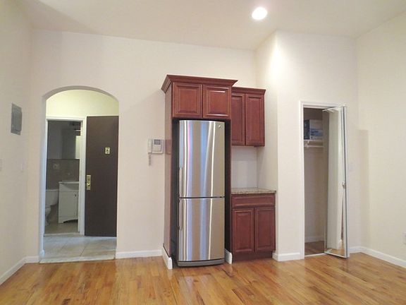3rd image of 28 W 47th St Fl 2