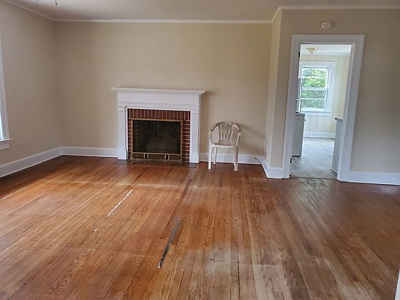 4th image of 304 Jefferson St