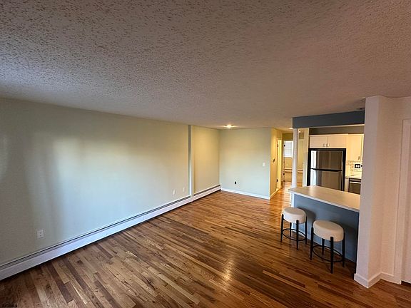 4th image of 537A Bay Ave #537A
