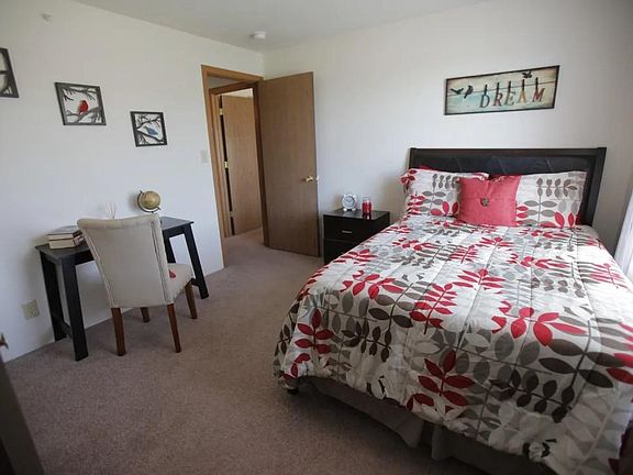 4th image of 1074 E Chicago Blvd #13