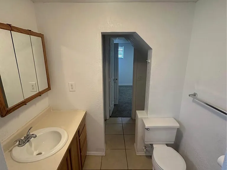 908 Ensign St #B — Photo 3