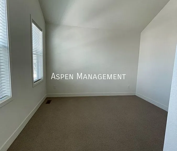 2215 Village Green Way — Photo 18