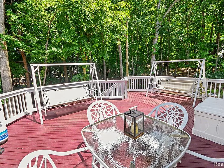 425 Thornridge Ct — Photo 28