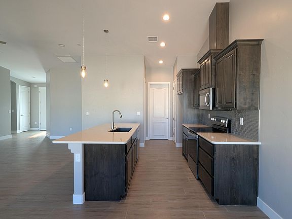 4th image of 790 Desert View Dr