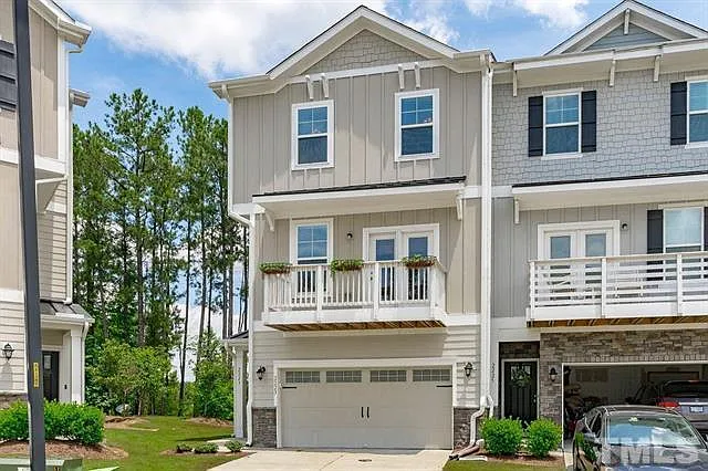 4 bed, 3.5 bath, 2401 sqft, $2,395 — Photo 2