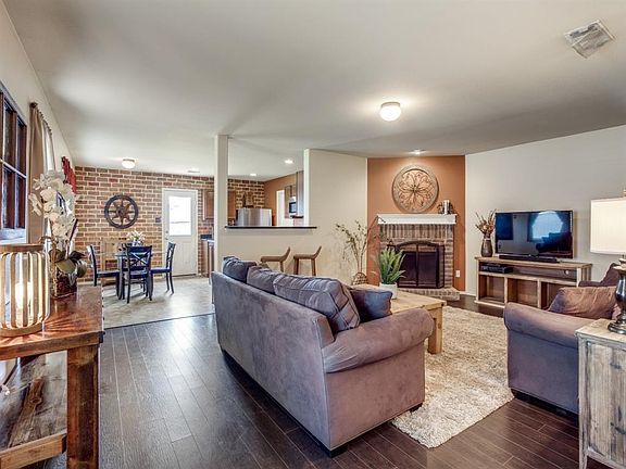 3rd image of 418 Silver Leaf Dr