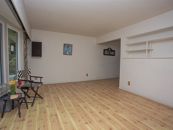 4th image of 4425 Wildwood Ln
