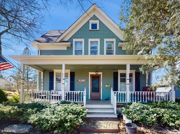 303 Becking Ave, Woodstock, IL 60098