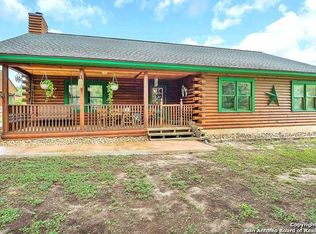 105 Telegraph Dr, Floresville, TX 78114