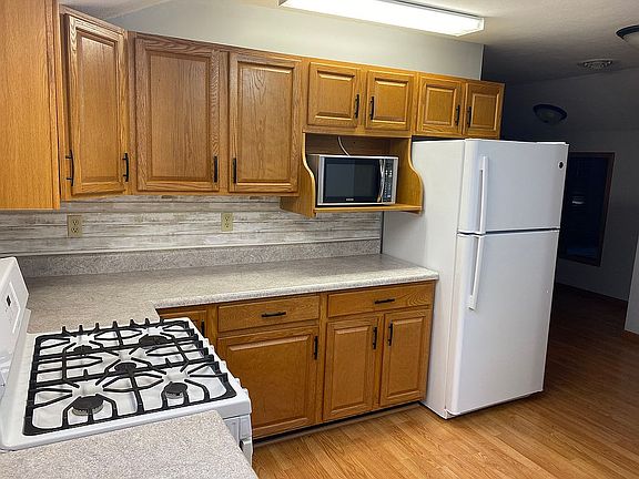 3rd image of 303 Van Buren St