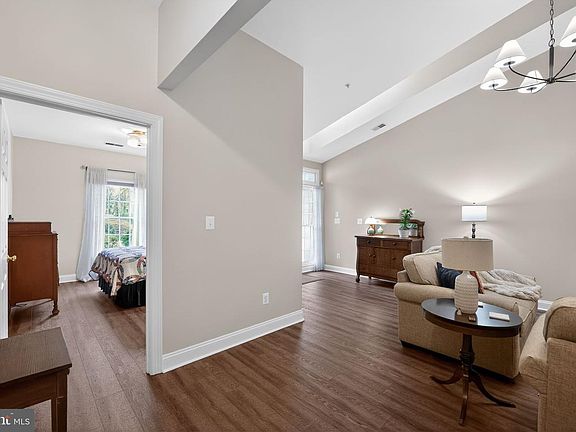 5th image of 330 Colony Point Pl