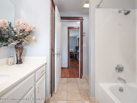 3rd image of 275 S Gros Ventre St