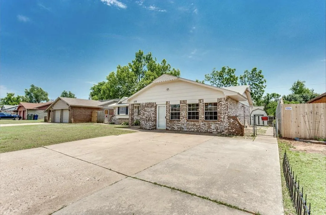 4 bed, 1.5 bath, 1591 sqft, $1,695 — Photo 2