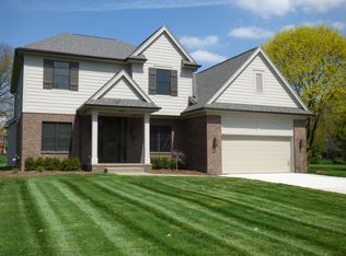 2826 Rossmoor Cir, Bloomfield Hills, MI