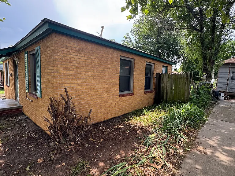 528 E Douglas Dr — Photo 31
