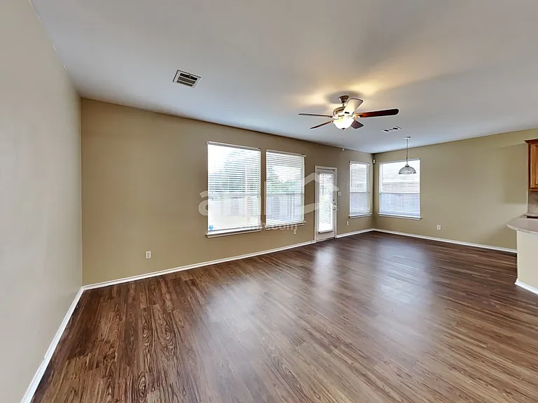 1817 Melissa Oaks Ln — Photo 5
