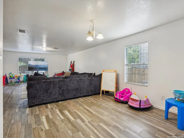 6227 AUSTIN VLY, San Antonio, TX 78242