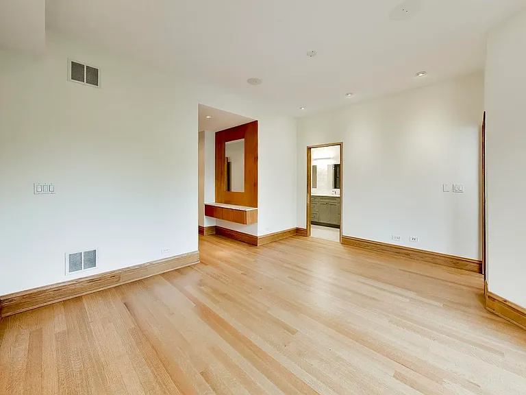 3752 N Wayne Ave — Photo 16