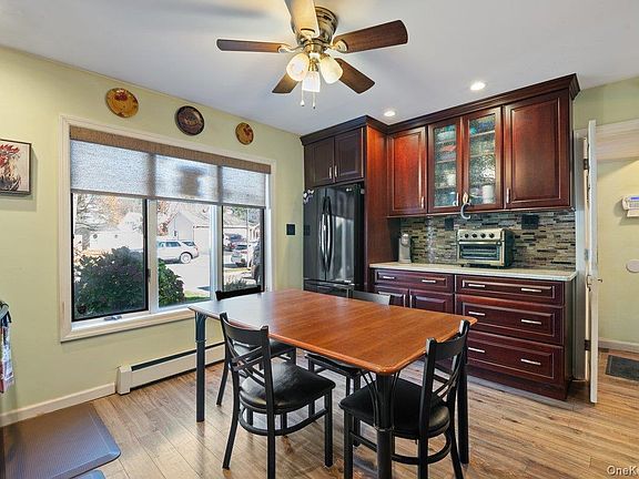 4th image of 341 Red Maple Drive S