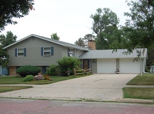 1618 Fairway Ln, Worthington, MN 56187