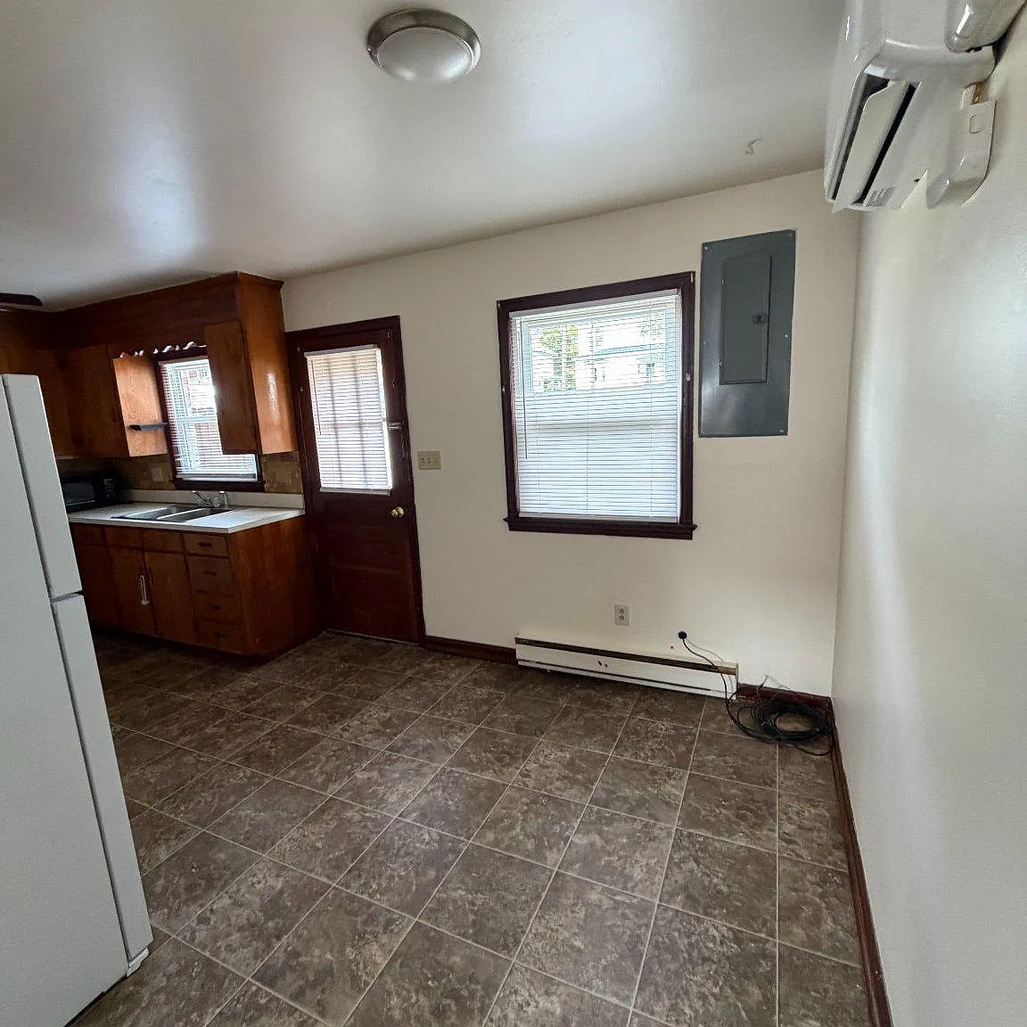 3 bed, 1.5 bath, 1250 sqft, $1,600 — Photo 2