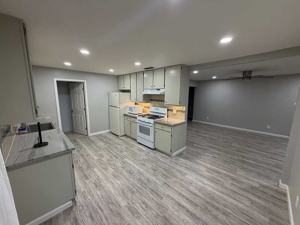 3 bed, 1100 sqft, $2,900 — Photo 2