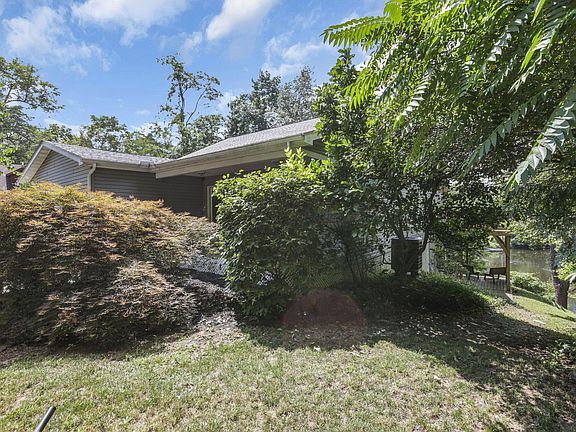 4th image of 3073 Meadowbrook Dr NE