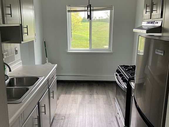 4th image of 1185 Surrey Dr APT 1W