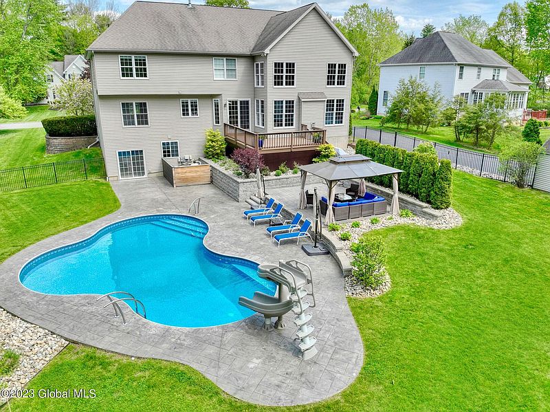 5th image of 4 Caraway Court