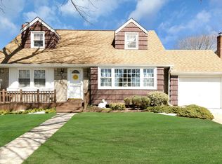 3 Clearwater Dr, Plainview, NY 11803