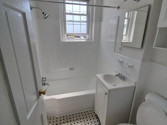 3rd image of 2060 N Vermont St APT 102