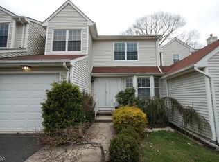 16 Iroquois Trl, Branchburg, NJ 08876