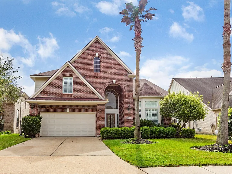10026 Lakeside Gables Dr — Photo 1