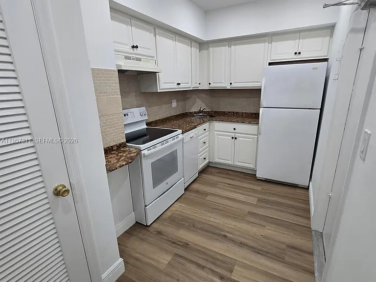 2424 SE 17th Cswy #110B — Photo 1