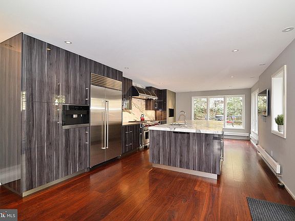 2nd image of 210 N Fairfax St