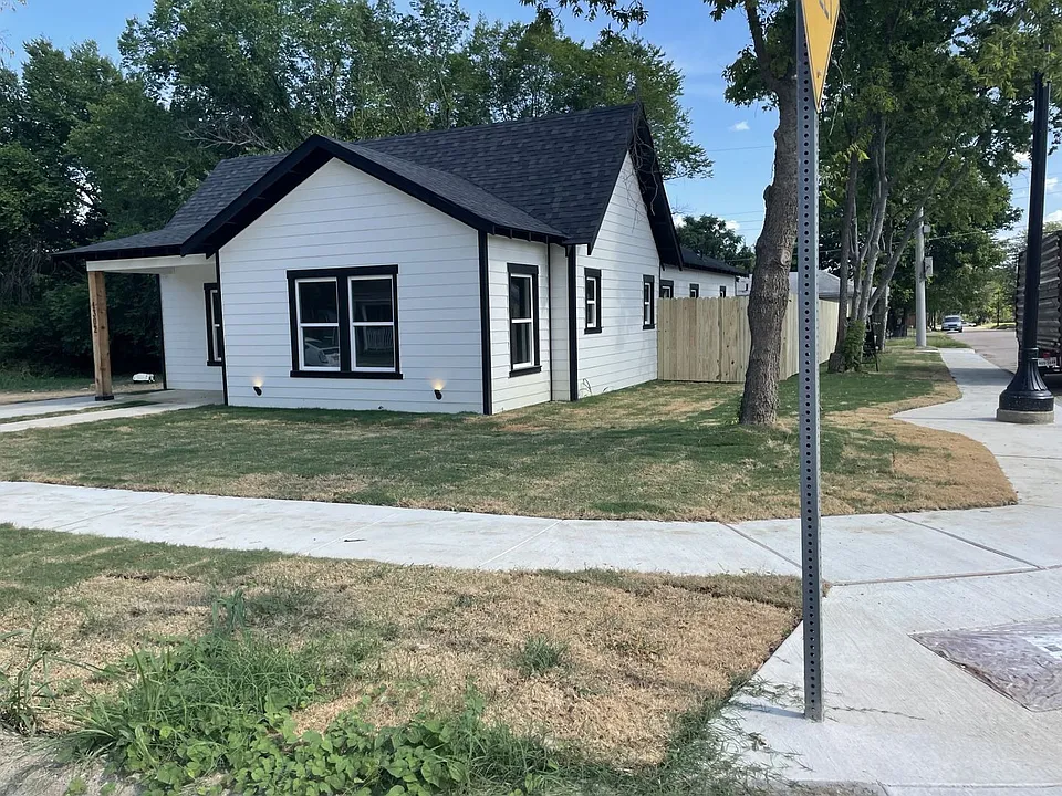 1302 E Humbolt St
