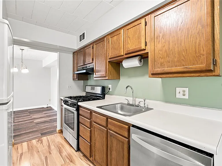 533 Forest Green Dr — Photo 10
