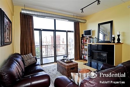 2nd image of 3944 N Claremont Ave Unit 406
