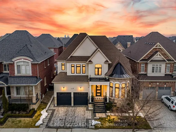 4 Spain Cres, Brampton, ON L6P 4G8